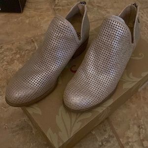 SOFFT CANOBIE SILVER BOOTIES SZ 7.5